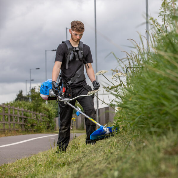 Brush Cutter / Strimmer - In Action 4 Brush Cutter / Strimmer - In Action 4