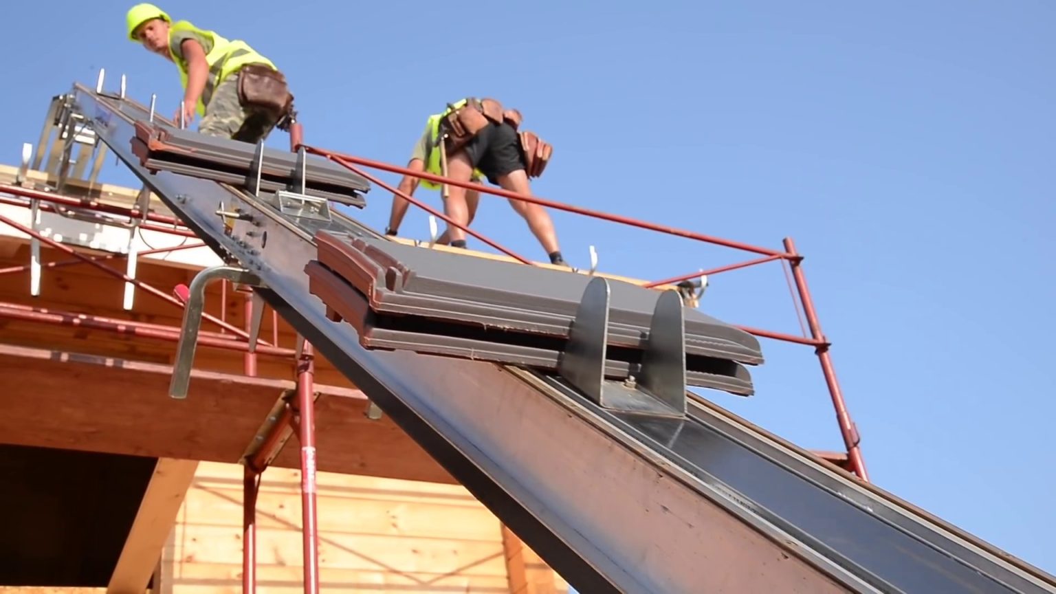 Bumpa Hoist (8m Electric) • Wellers Hire