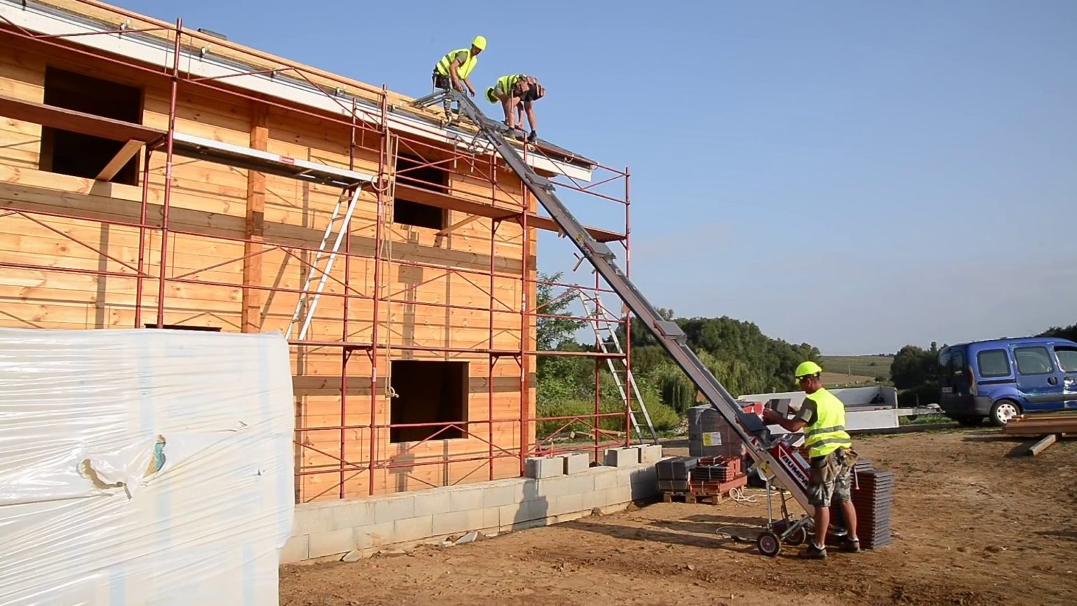 Bumpa Hoist (8m Electric) • Wellers Hire