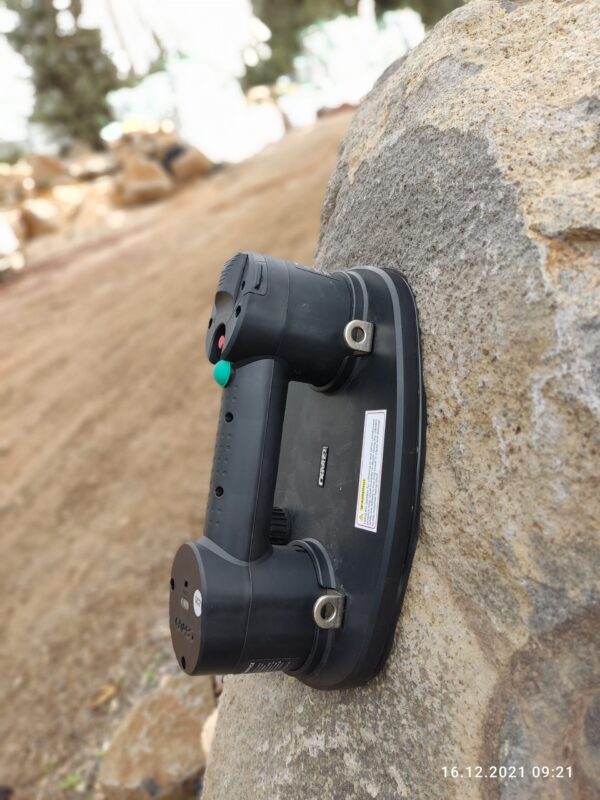 Grabo Pro Vacuum Lifter - In Action Rock 1 Grabo Pro Vacuum Lifter - In Action Rock 1