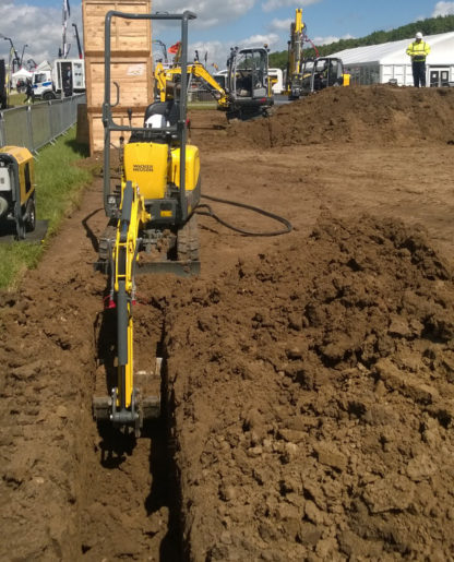 Mini Excavator / Digger 1.0 Tonne - In Action 6