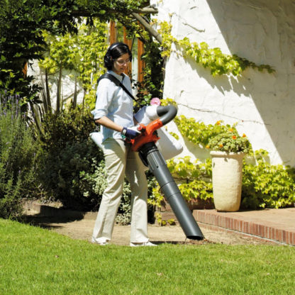 Petrol Leaf Blower / Vacuum - In Action 4