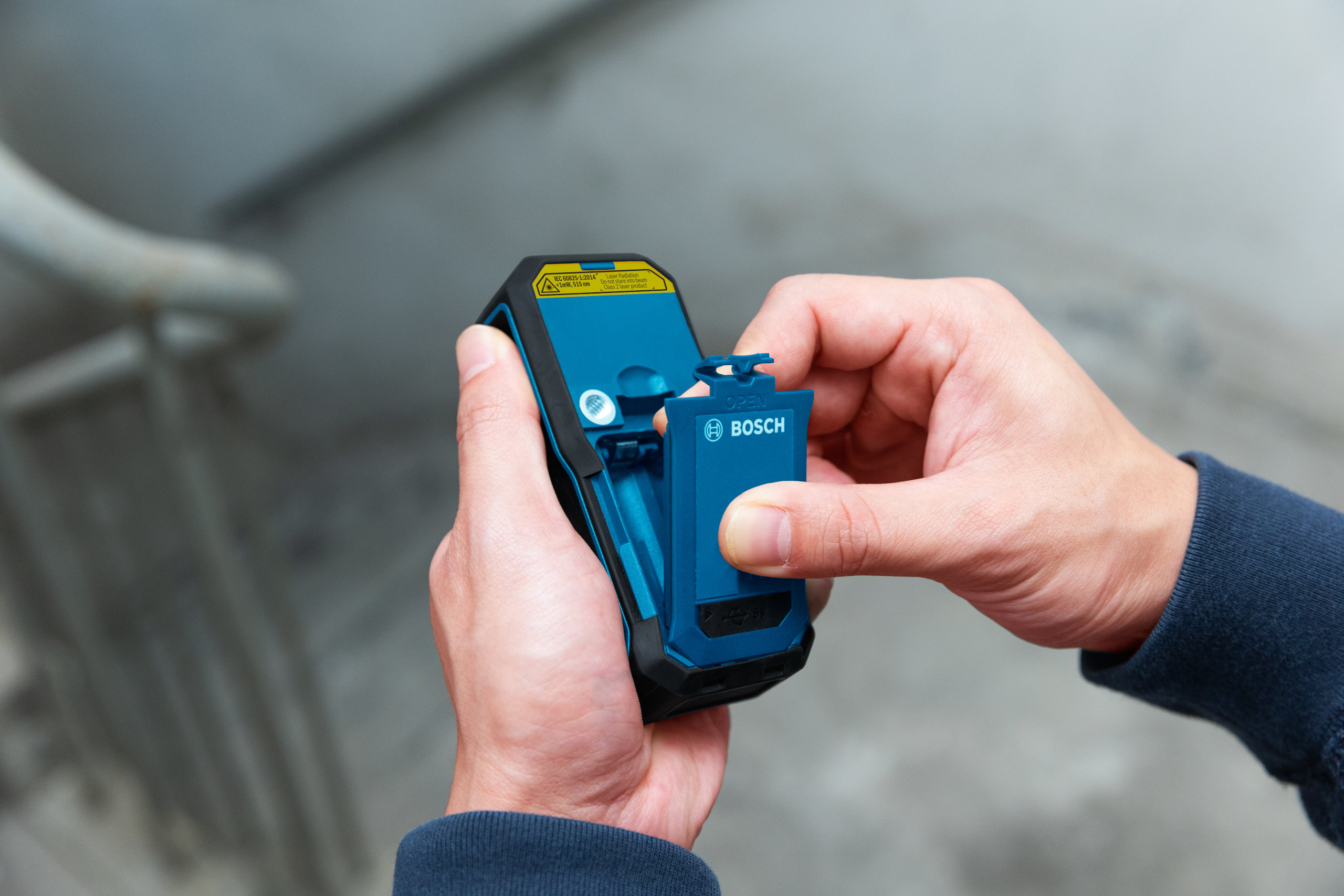 Bosch 50m Laser Measure - Removing the Battery Removing the rechargeable battery pack from a Bosch 50m green beam laser measure.
